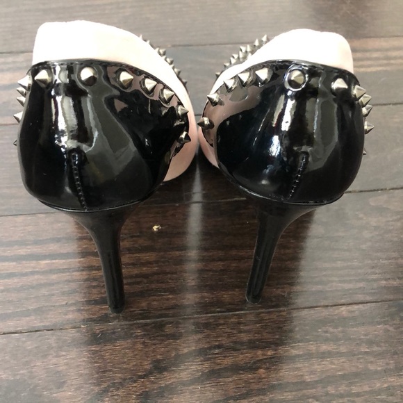 Edgy pumps with spiky hardware - Picture 4 of 7